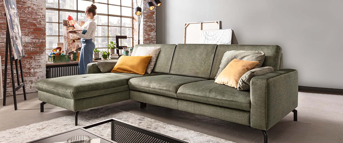 Grüne Eckcouch als Beispiel für verschiedene Sofaarten 
