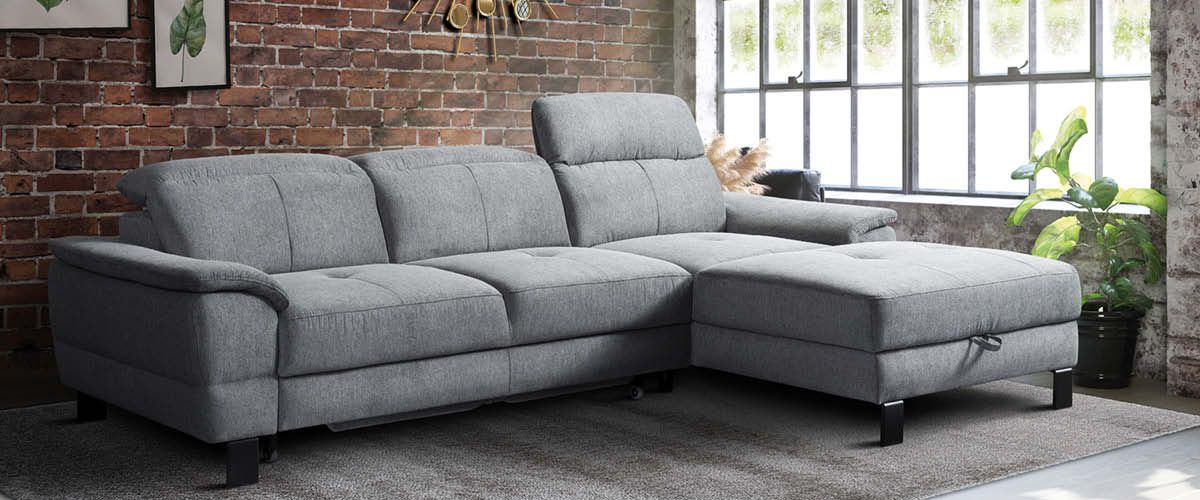 Eckcouch mit verstellbaren Nackenstützen und Bettkasten sinnbildlich für verschiedene Sofafunktionen