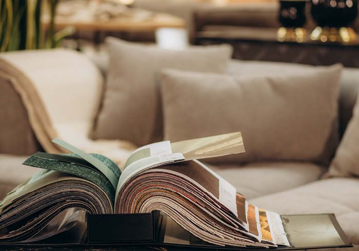 Stoffmuster fürs Sofa im Einrichtungshaus