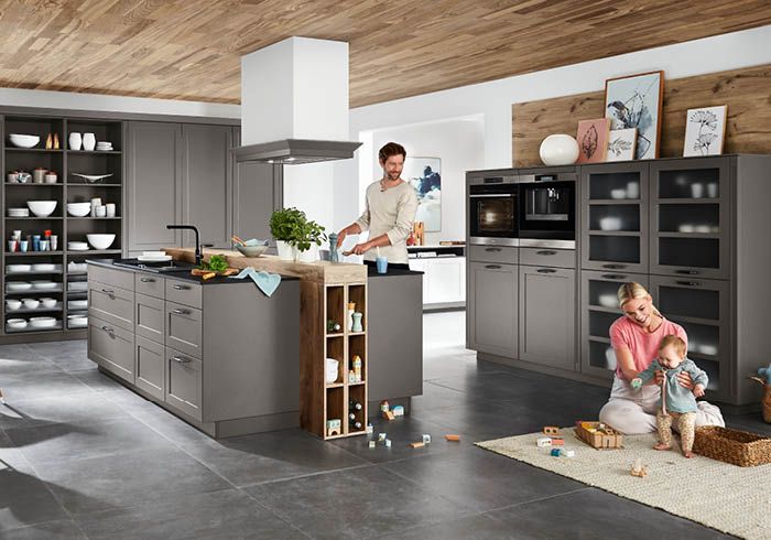 Moderne Familienküche in Grau mit Kochinsel, offenen Regalen und spielenden Kindern