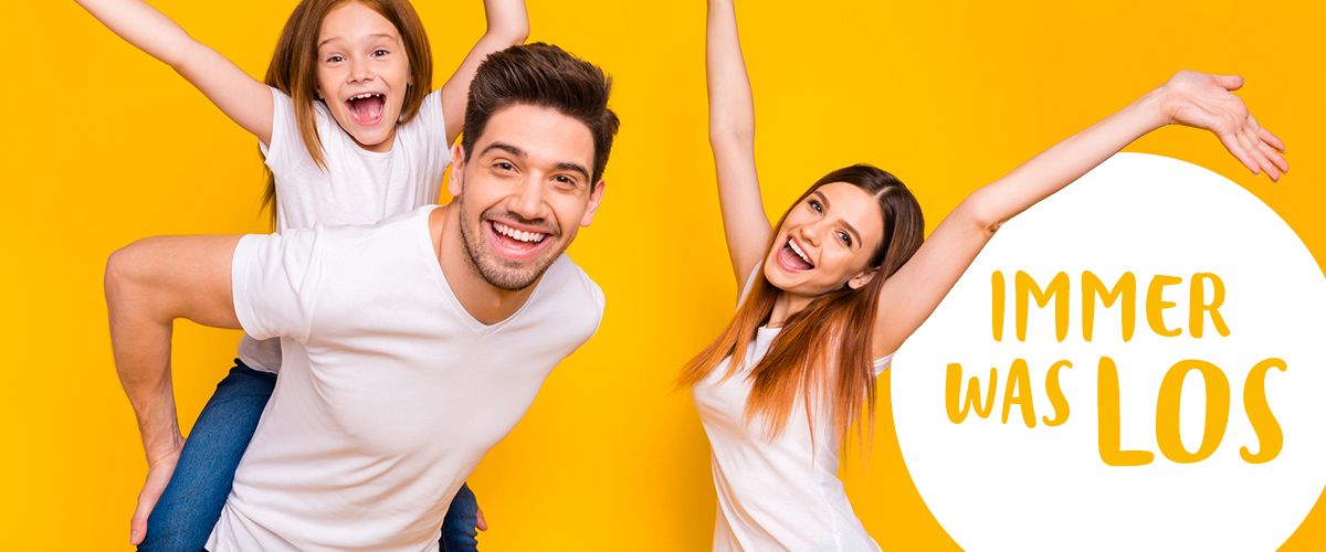 Fröhliche Familie vor gelbem Hintergrund mit dem Schriftzug „Immer was los“
