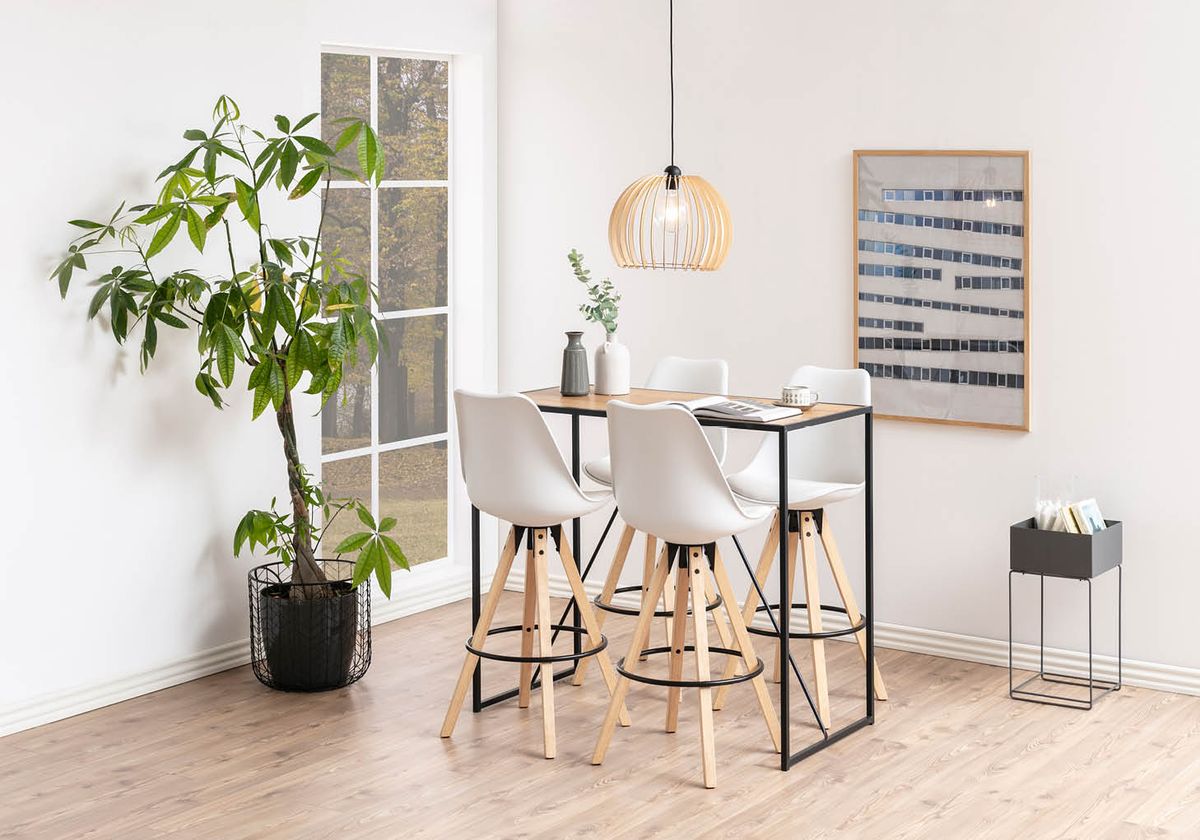 Moderner Essbereich mit Bartisch und weißen Hockern in hell eingerichteter Wohnung. Esszimmer